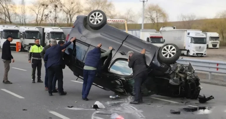 Erzurum’da kavşakta dehşet anları: Çarpışan araçlarda 4 kişi yaralandı