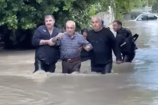 Hatay’da su baskınlarında mahsur kalan vatandaşlar kurtarıldı