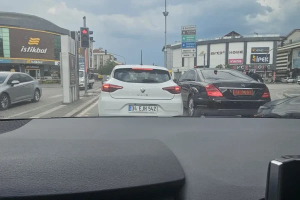 Kırmızı ışıkta duran “Vali Makas’ın makam aracı” halkın takdirini kazandı