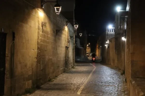 Şanlıurfa’nın tarihi sokakları geceleri ışıl ışıl