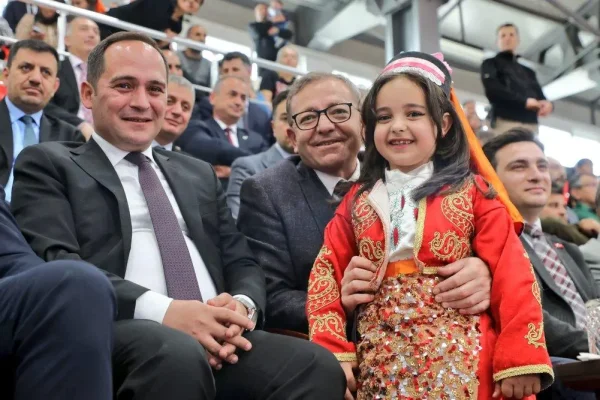 Kars’ta Anadolu’nun ritmi yankılandı: 923 öğrenci Halk Oyunları Şenliği’nde buluştu