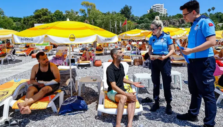 Konyaaltı sahili’nde ‘dumansız plaj’ denetimleri sürüyor