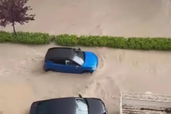 Şiddetli yağış Hatay’da hayatı felç etti