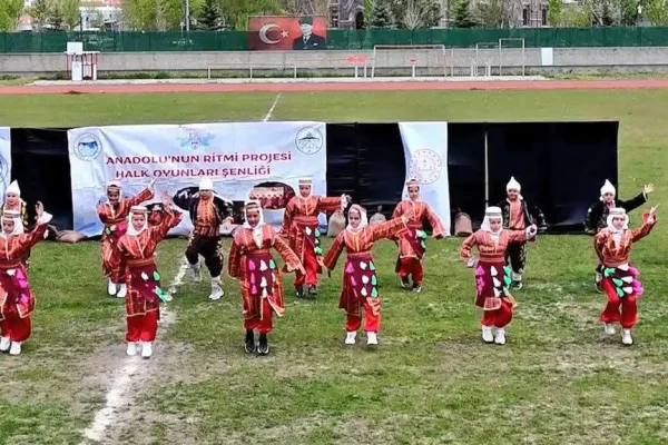Kars’ta Halk Oyunları Şöleni: 923 öğrenci Anadolu’nun ritmine ortak oldu