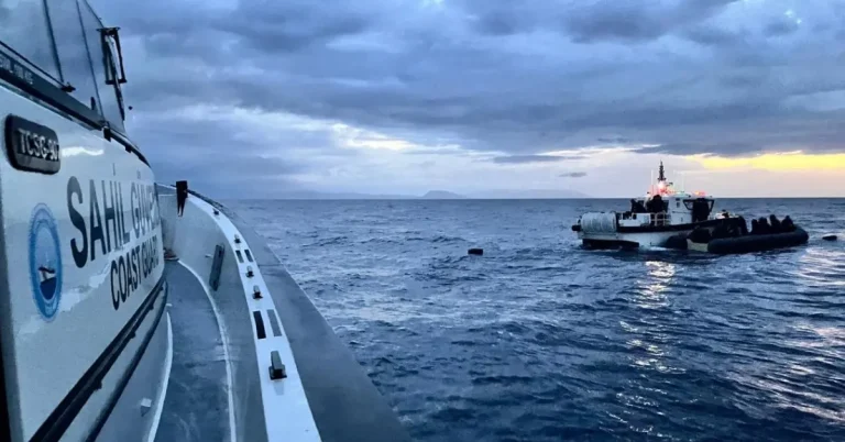 İzmir açıklarında 17 düzensiz göçmen kurtarıldı