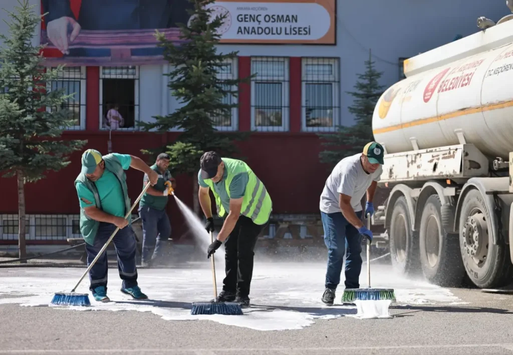 Keçiören’de okullarda yeni eğitim yılı öncesi temizlik seferberliği