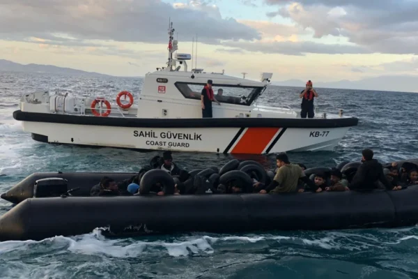 İzmir açıklarında operasyon: 40 düzensiz göçmen yakalandı