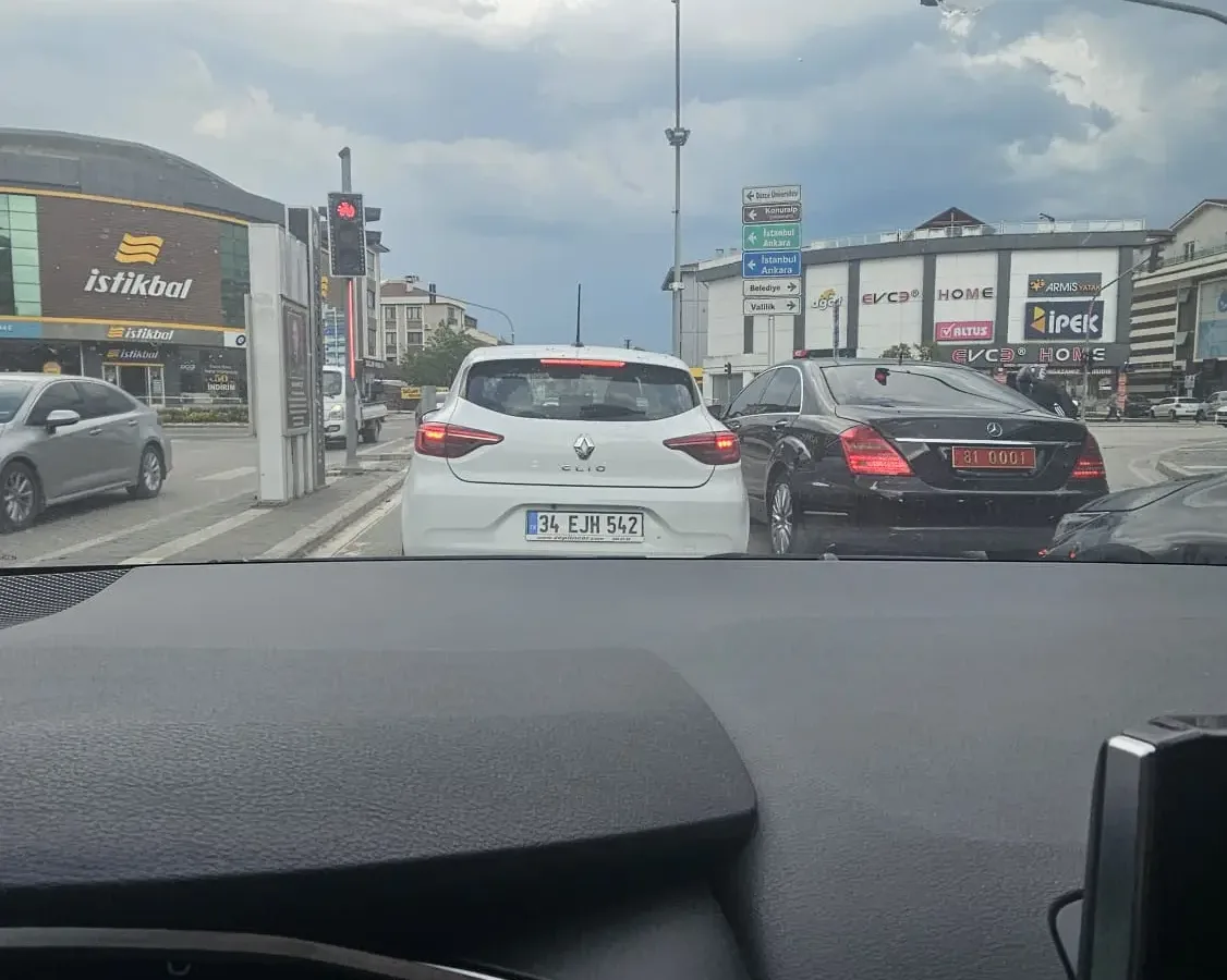 Kırmızı ışıkta duran “Vali Makas’ın makam aracı” halkın takdirini kazandı