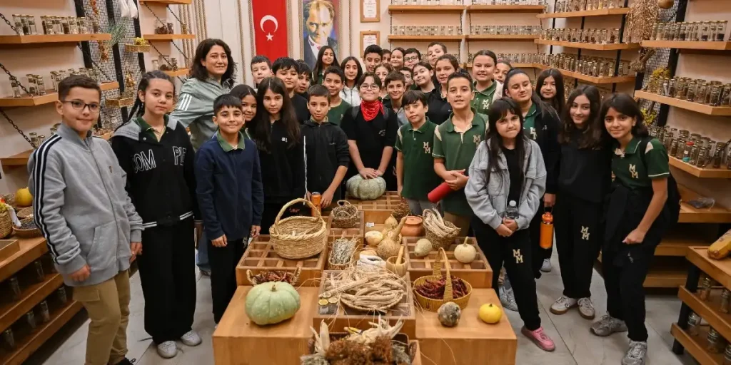 Bornova’da öğrencilere yerel tohum ve tarım eğitimi