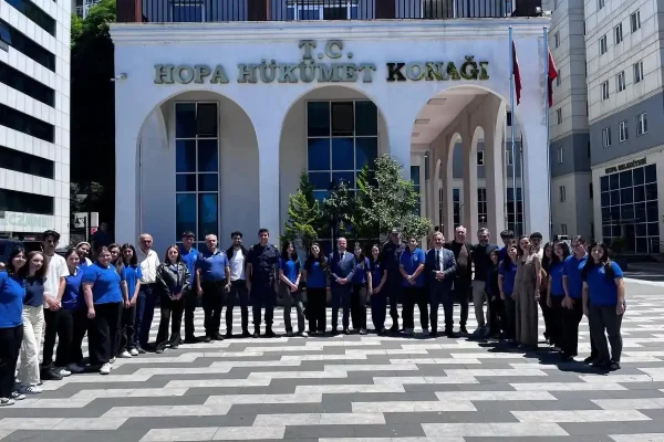 Hopa Kaymakamı Arslantürk’ten, öğrenci korosuna ziyaret