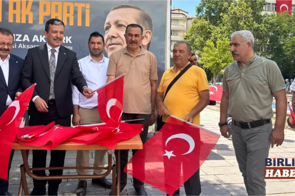 AK Parti Aksaray Teşkilatından Bayrak Dağıtımıyla Birlik Mesajı