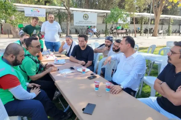 Bornova’da moto kuryeler parkta buluştu: Talepler aktarıldı
