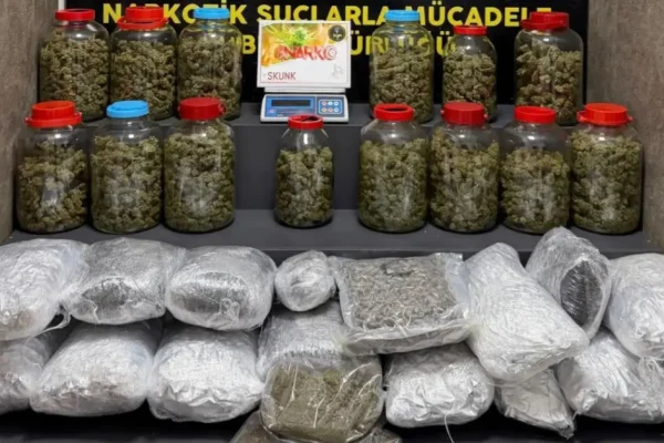 İzmir’de uyuşturucu operasyonu: 60 kilodan fazla madde ele geçirildi