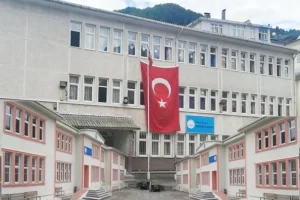 Şalpazarı’nda aynı okullardan mezun 4 isim doktor oldu