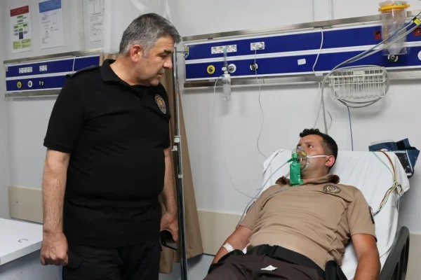 Emniyet Müdürü Karaburun’dan kahraman bekçiye hastanede moral ziyareti