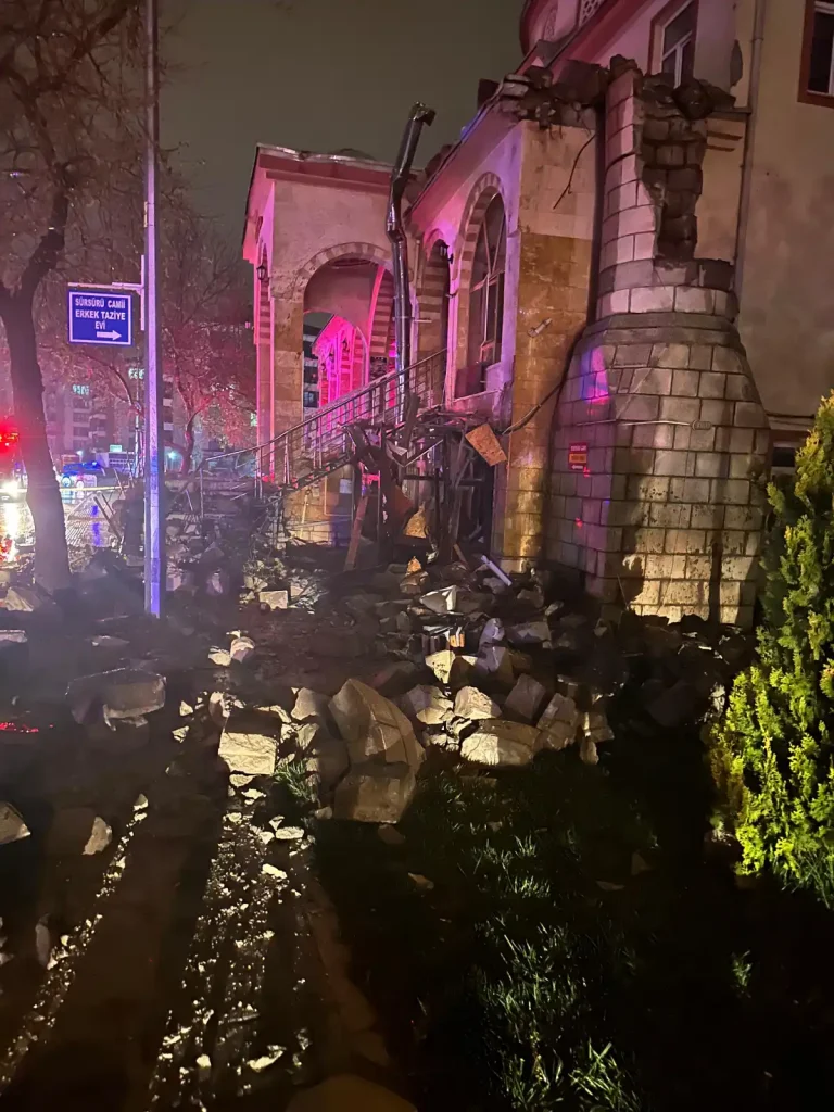 Elazığ’da yıldırım minareyi yıktı