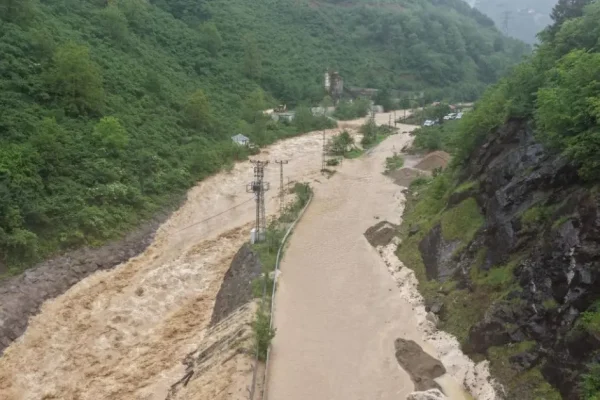 Giresun’da dere taştı, yol ulaşıma kapatıldı