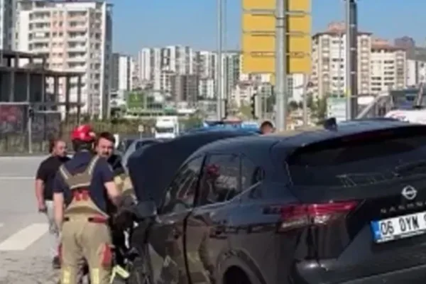Etimesgut’ta iki otomobil çarpıştı ve iki kişi yaralandı