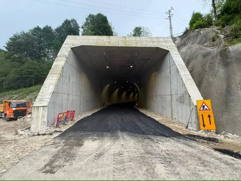 Hemşin-Çamlıhemşin yolunda ilk tünel ve köprü ulaşıma açıldı