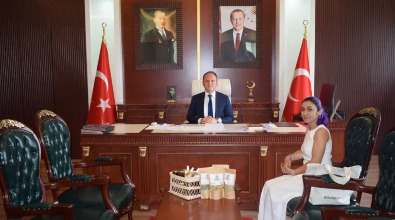 ‘Mor saçlı’ çiftçiden Kaymakam Akpınar’a ziyaret