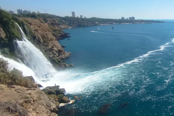 Aşağı Düden Şelalesi’nde denizi kaplayan köpüklenme dikkat çekti