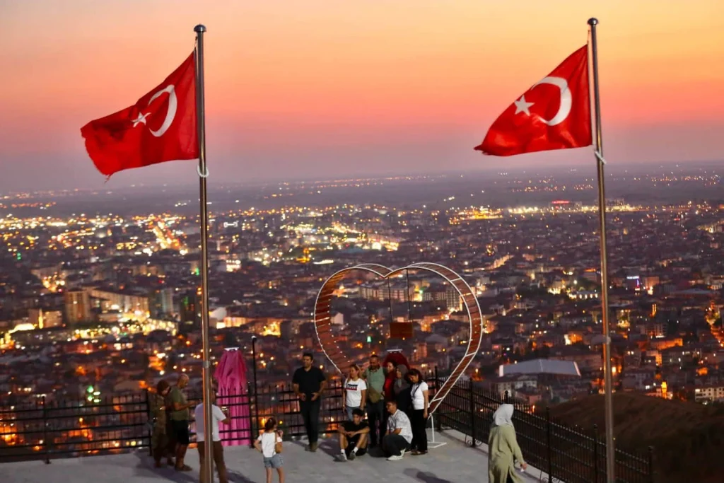 Başkan Dinçer ve Milletvekili Aydoğdu, Kılıçaslan Kasrı’nda Vatandaşlarla Buluştu
