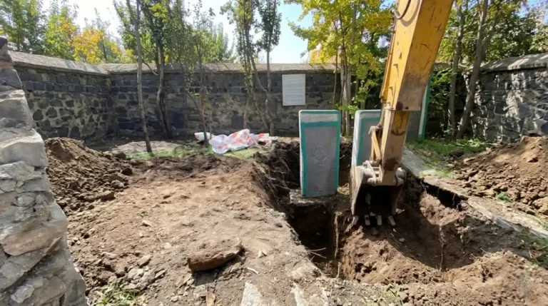 Erzurum’da tarihi türbeye kepçe girdi, ortalık karıştı
