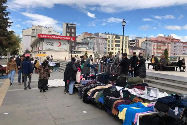 Kars’ta bayram alışverişi: Caddeler renklendi, esnafın yüzü güldü