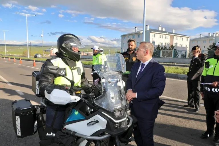 Kars Valisi Ziya Polat’tan bayram trafiğinde “Kurallara Uyun” çağrısı