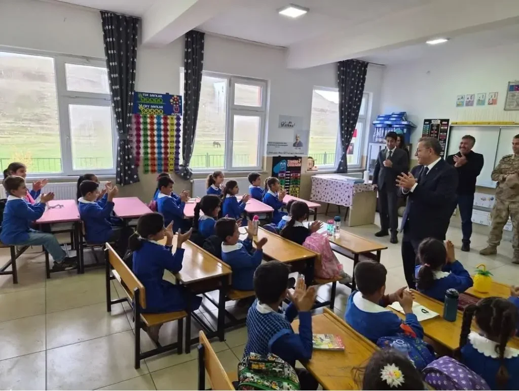 Kars Valisi Polat’tan bayrak sevgisiyle gündeme gelen kardeşlere ziyaret
