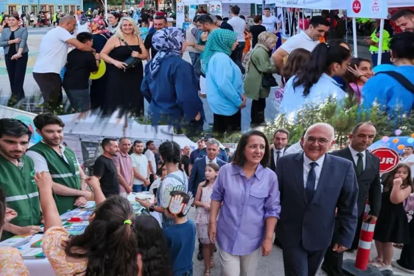 Burdur valilik sahaya indi, çocukların yanında oldu