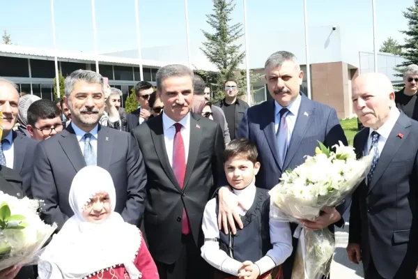 Bakan Çiftçi Erzurum’a geldi, havalimanı adeta doldu taştı