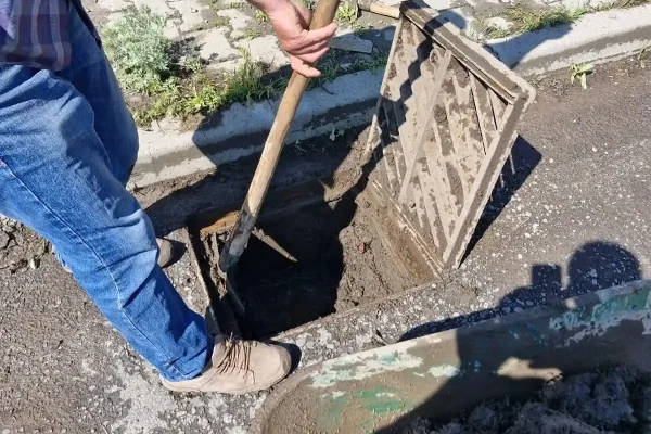 Kars Organize Sanayi Bölgesi’nde yağmur suyu ızgaraları temizlendi