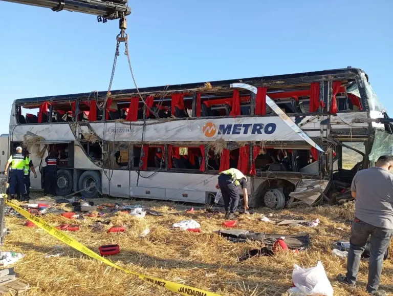 Merzifon’da yolcu otobüsü devrildi: 46 yaralı