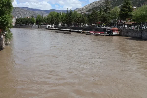 Amasya’da taşkın riski: Yeşilırmak yükseldi