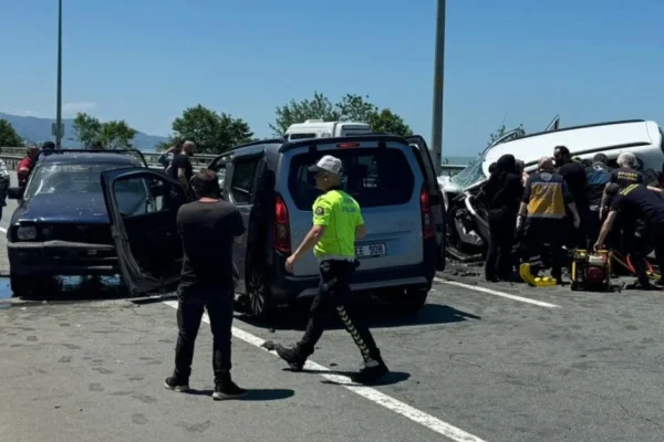 Ters yöne giren otomobil kazaya neden oldu: 2 ölü, 3 yaralı