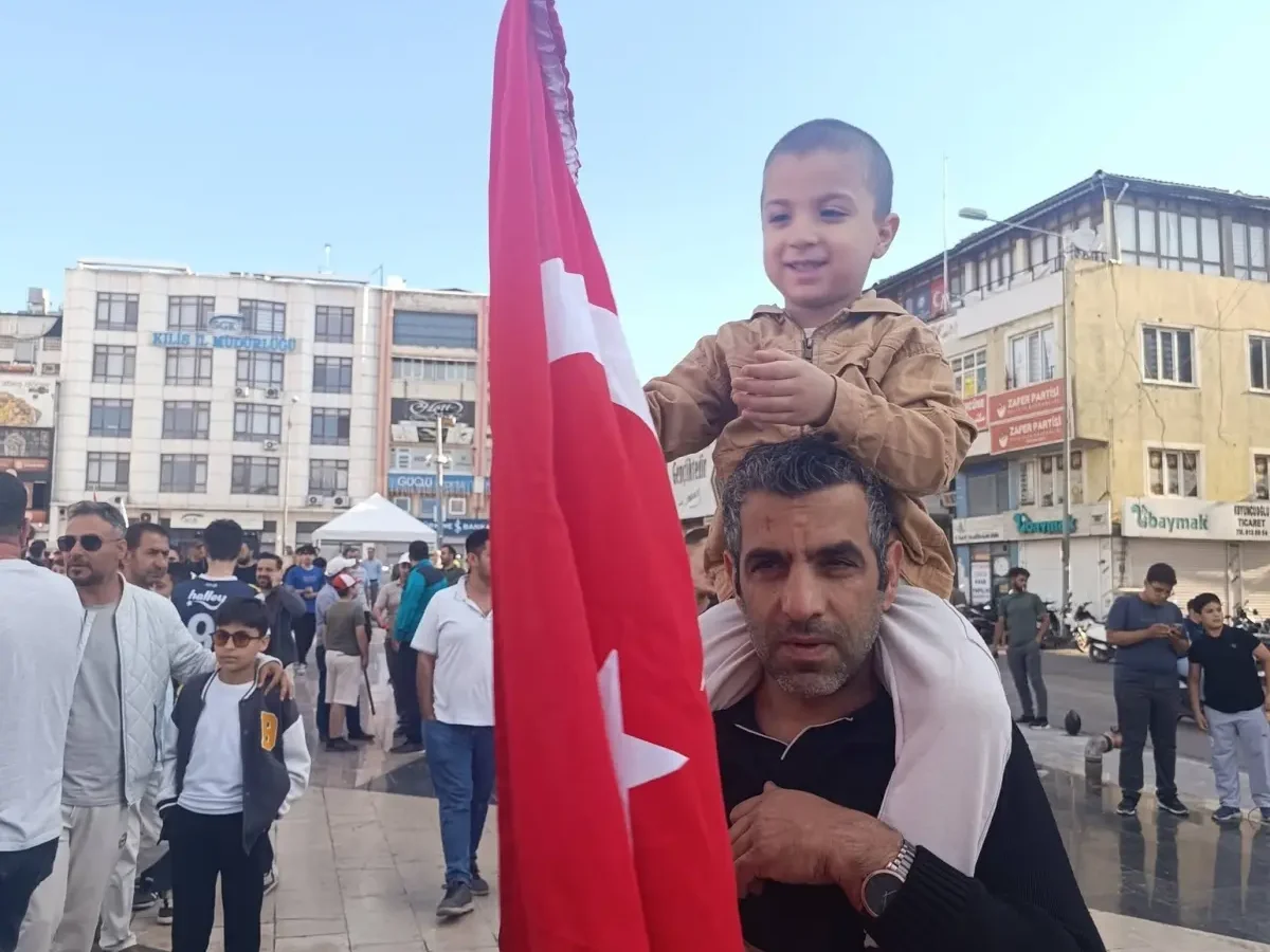 Kilis’te Milli Takım coşkusu: Cumhuriyet Meydanı Avustralya maçı için kırmızı beyaza büründü