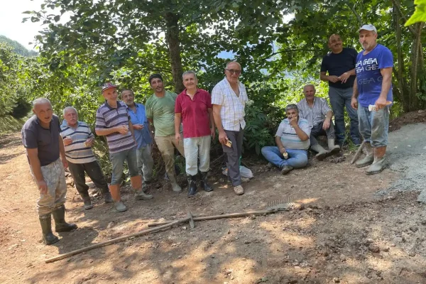 Tirebolu’da örnek imece seferberliği: Kuzgun Köylüleri kendi yollarını kendileri yaptı!