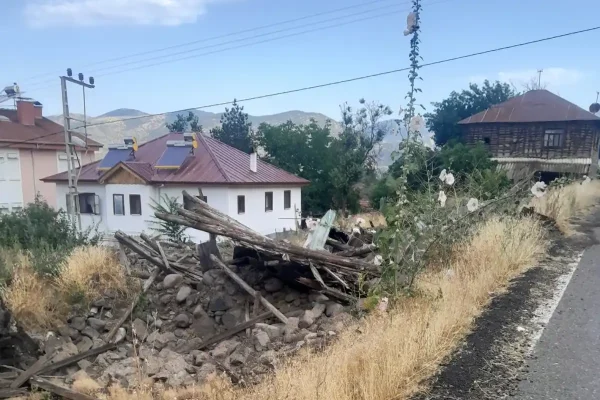 Beypazarı Uruş Mahallesi’nde metruk evler yıkılıyor
