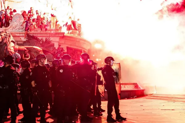 Paris’te kutlamalarda ortalık karıştı: 426 gözaltı