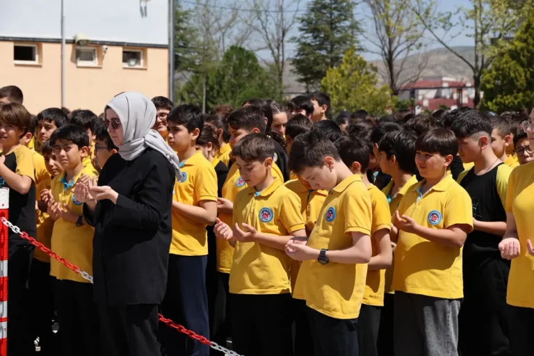 Öğrencilerden Şehide anma