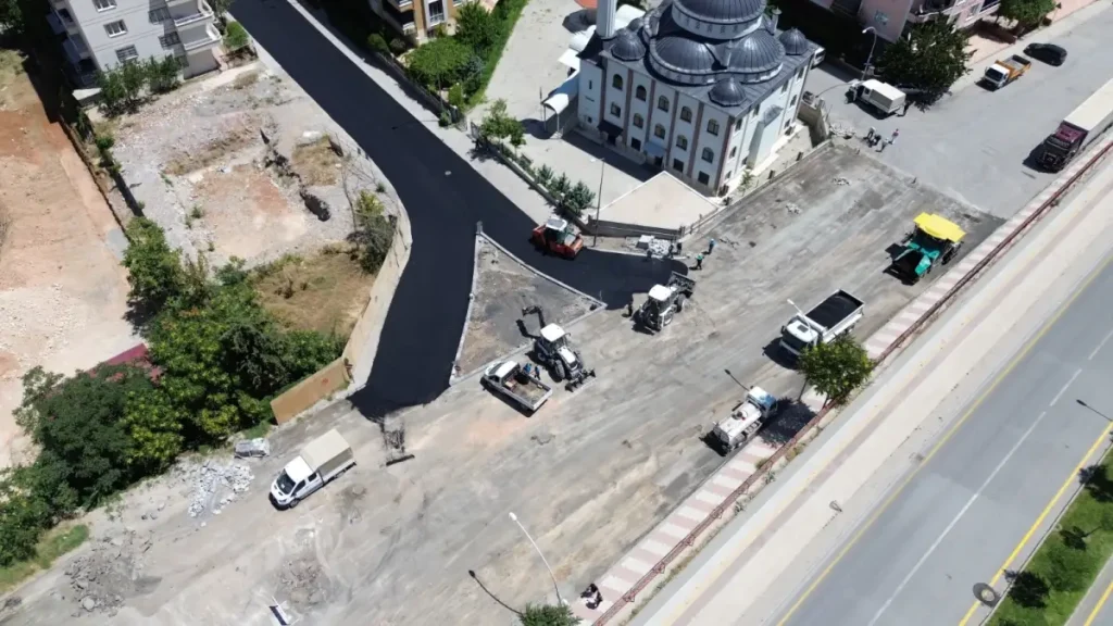 Battalgazi’de sıcak asfalt çalışmaları sürüyor