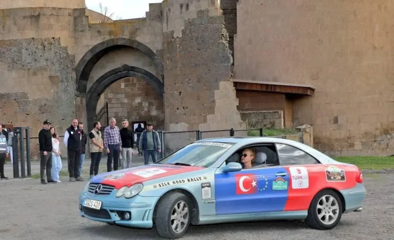 Kars’ta ipek yolu rüzgarı: Vali Ziya Polat ralli ekibiyle Ani’de buluştu