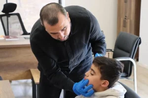 Minik kalplere dokunan merkezde eğitim, terapi ve karanlık oda desteği bir arada