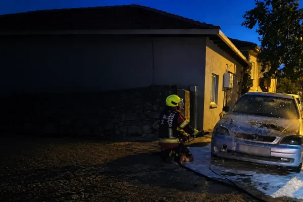 Balıkesir Sındırgı’da otomobil alevlere teslim oldu