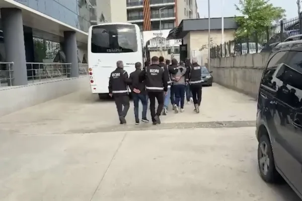 Bursa’da iş insanlarına zorla çek imzalattığı öne sürülen suç örgütüne operasyon