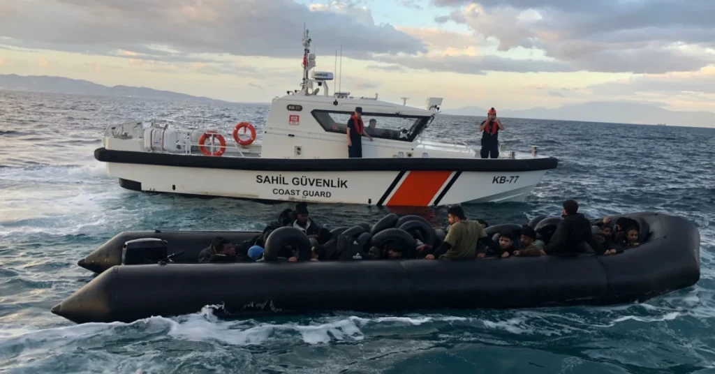 İzmir açıklarında operasyon: 40 düzensiz göçmen yakalandı