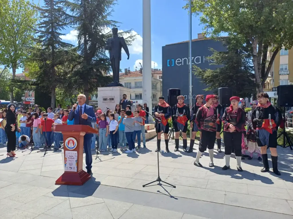 Sincan Sanat Festivali’nin açılış programı Lale Meydanı’nda gerçekleştirildi