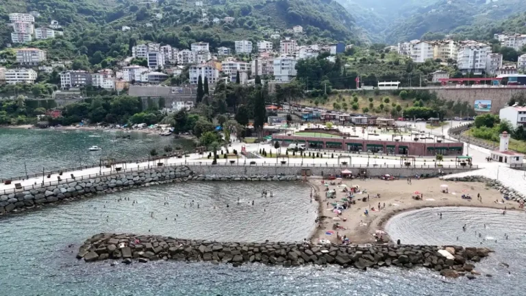 Gökdelen yıkıldı: Halk plajın keyfini çıkarıyor