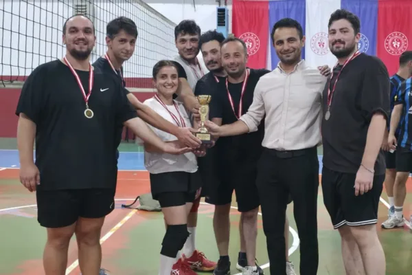 Tirebolu’da Çimen Dede Voleybol Turnuvası Sona Erdi